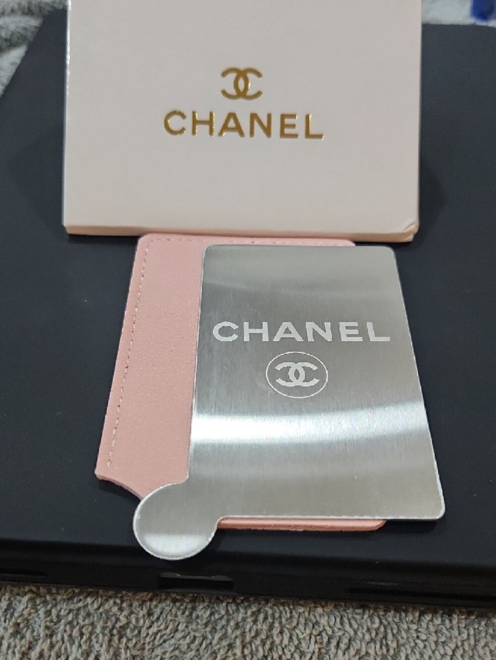 CHANEL Light Pink Embossed Leather Card Holder And Mirror - Picture 4 of 4